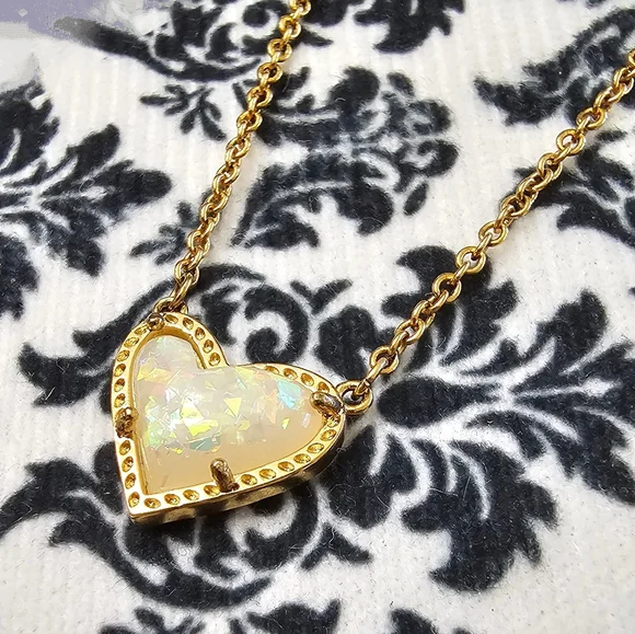 Kendra Scott Gold Heart Necklace & with Jewelry Pouch EUC - Picture 2 of 6